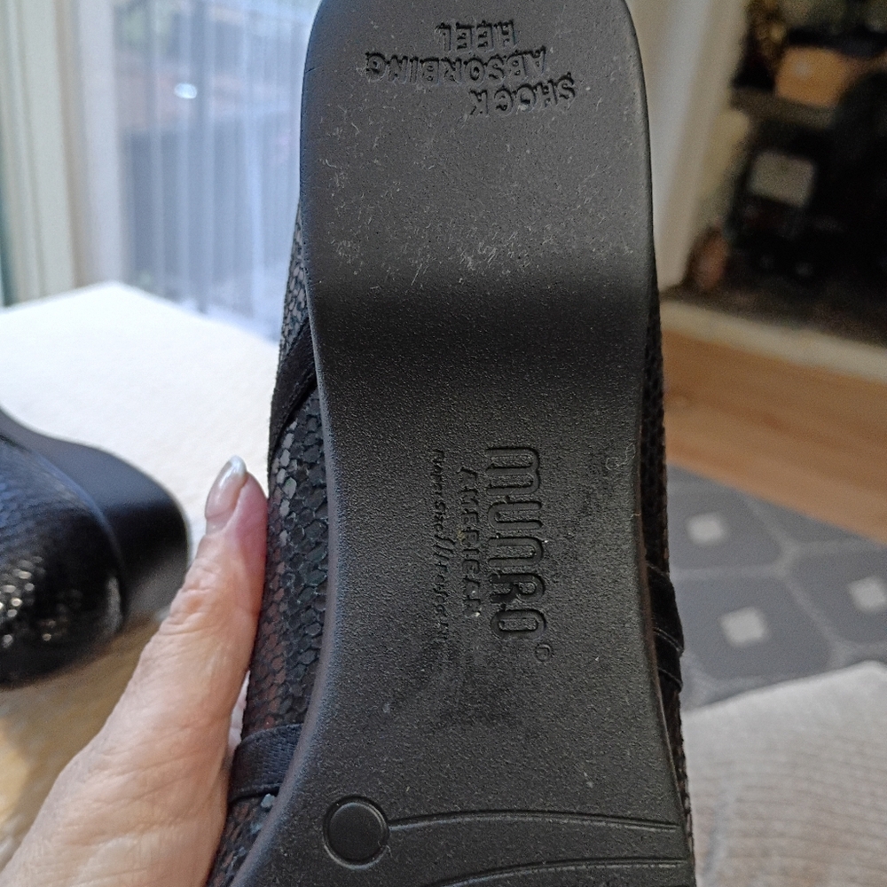 Munro Black Textured Flats.New Condition - Picture 7 of 9
